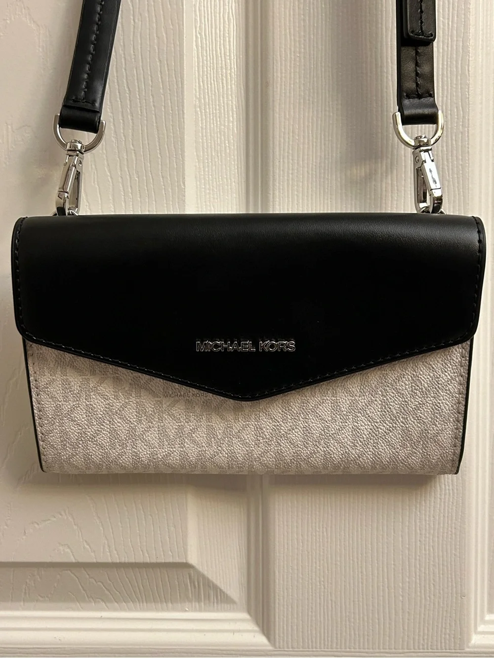 Michael Kors Black and Cream Signature Crossbody Wallet
